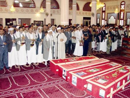 أثناء الصلاة على شهداء الواجب من قوات الأمن المركزي أمس